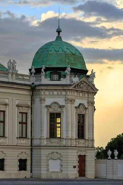 Bovenste Belvedere paleis. Zicht op de slotkapel tijdens zonsondergang. Wenen, Oostenrijk, Europa. — Stockfoto