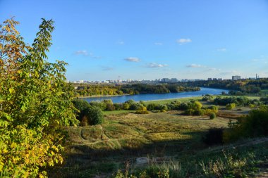 Moskova Nehri boyunca Kolomenskoye Park Panoraması. Moscow, Rusya Federasyonu.