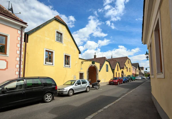 Widok w tawernie Heuriger znajduje się przy ulicy mieszkalnej. Perchtoldsdorf, Moedling dzielnicy, Dolna Austria. — Zdjęcie stockowe