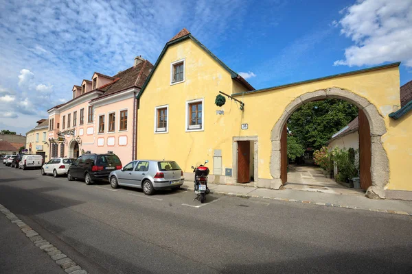 В'їзні ворота до Хойрігер таверну з купою fir гілки висить над ним. Perchtoldsdorf, Moedling району, Нижня Австрія. — стокове фото