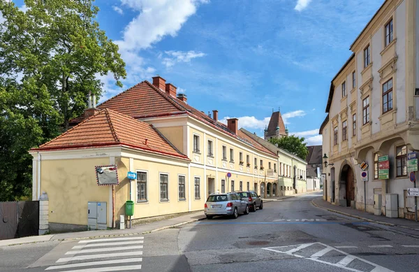 Kurvenreiche Straße, die zum mittelalterlichen Wehrturm führt. perchtoldsdorf, Bezirk Mödling, Niederösterreich. — Stockfoto