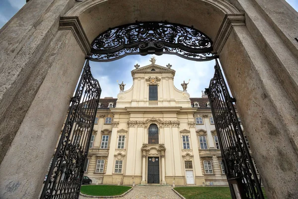 Klasztor sióstr Salezjańskiego. Widok na Kościół Salezjanów. Wiedeń, Austria. — Zdjęcie stockowe