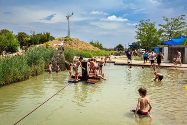 Donauinsel su Tuna Adası üzerinde çocuklar için oyun alanı. Donaustadt district, Viyana, Avusturya.