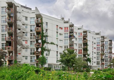 Çok daire konut Bina bitki ile büyümüş. Favoriten'in İlçesi, Viyana, Avusturya.
