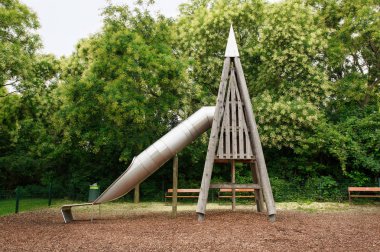 Park Loewygrube Laaer Wald rekreasyon alanında çocuklar için oyun alanı. Viyana, Avusturya, Europe.