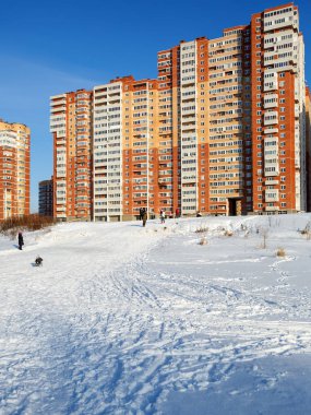 Yeni konut mahalle, Pekhorka Nehri'nin kıyısında inşa. Balashikha şehir, Moscow region. Rusya.