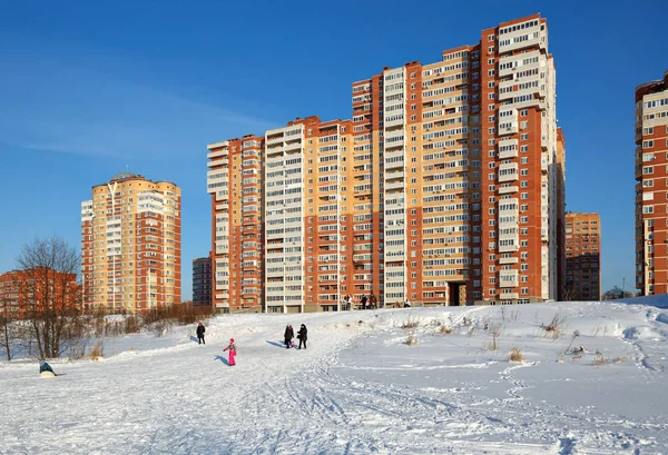 Kış aktiviteleri Pekhorka Nehri'nin kıyısında inşa yeni konut mahalle sakinleri. Balashikha şehir, Moscow region. Rusya.