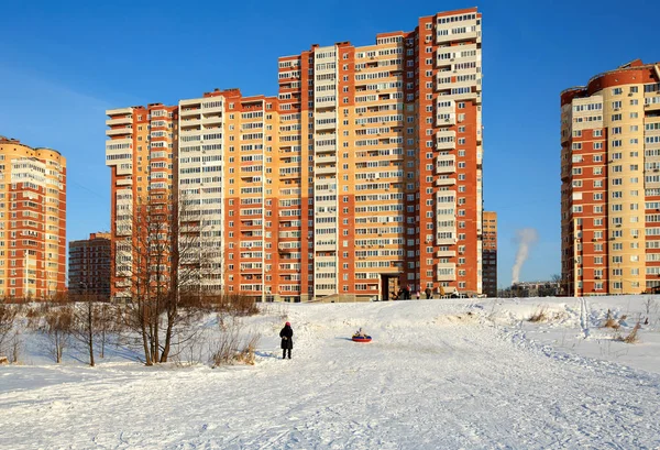 新しい住宅街、Pekhorka 川のほとりに建てられました。モスクワ地域バラシハ市ロシア. — ストック写真
