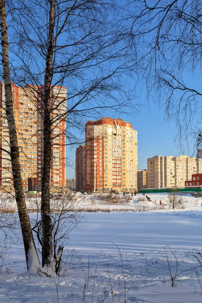 冬季佩霍卡河畔的新居民区。俄罗斯莫斯科地区巴拉希卡市. — 图库照片
