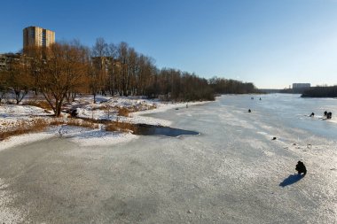 Balıkçılar buz kaplı Pekhorka nehirde balık tutma. Balashikha şehir, Moscow region, Rusya Federasyonu.
