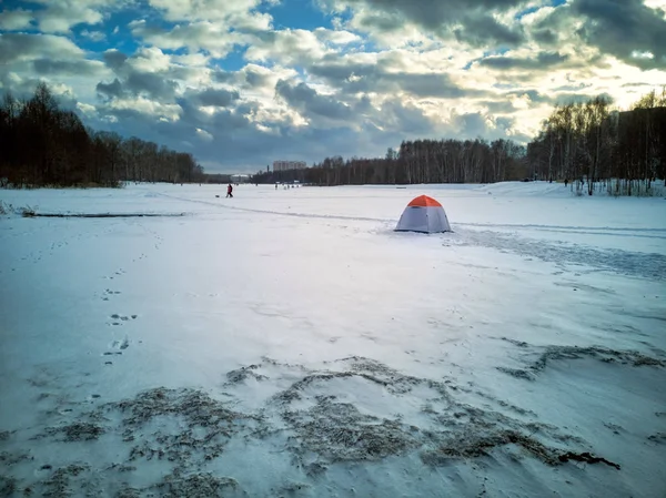 Fisherman tent set on the ice of frozen Pekhorka river. Balashikha, Moscow region, Russia. — Stock Photo, Image