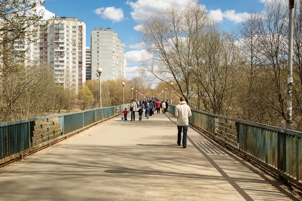 Puente peatonal sobre el río Pekhorka en un soleado día de primavera. Balashikha, Rusia . — Foto de Stock