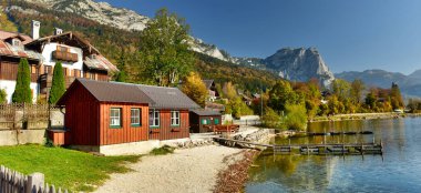 Göl Grundlsee sonbahar sabahın erken saatlerinde görünümünü. Köy Grundlsee, Styria, Avusturya.