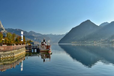 Göl Grundlsee üzerinde yolcu gemisi. Styria, Avusturya.