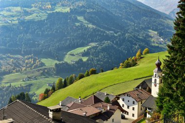 Stulles Alp Köyü hava görünümünü. South Tyrol, İtalya.