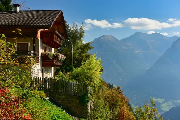 Casa de campo construida en una ladera de montaña con vistas a los Alpes. Stulles, Tiroles del Sur, Italia . —  Fotos de Stock