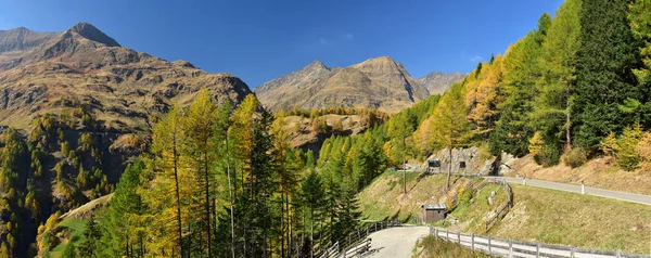 Timmelsjoch 山岳道路から Stubai アルプスのパノラマ風景。南チロル、イタリア. — ストック写真