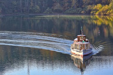 Grundlsee göl keyfi teknede sabahın erken saatlerinde. Grundlsee kasaba, Salzkammergut, Styria, Avusturya devleti bölgenin.