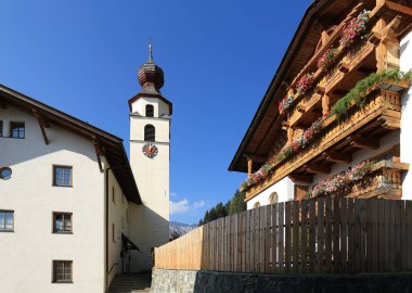 Güneşli bir sonbahar gününde Bolzano eyaletindeki Stulles alp köyü. South Tyrol, Italya.