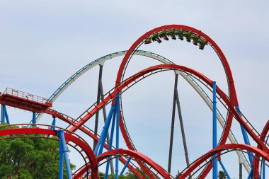 Konumlar Shambhala ve Dragon Khan. Theme Park Port Aventura, Salou şehri, Ispanya.