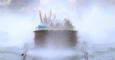 Su yolculuğu Tutuki Splash. Port Aventura Tema Parkı. City of Salou, Ispanya.