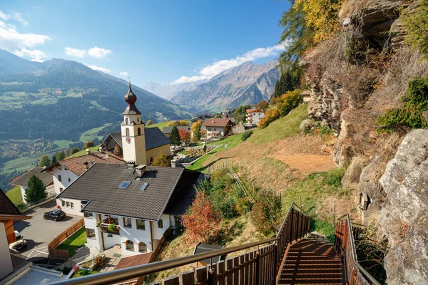 Pueblo alpino en otoño. Stulles, Tirol del Sur, Italia . — Foto de Stock