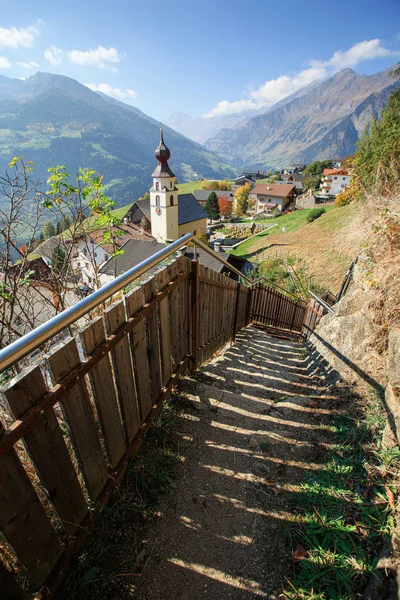 Prohlédněte si na podzim alpskou vesnici Stulles. Jižní Tyrolsko, Itálie. — Stock fotografie
