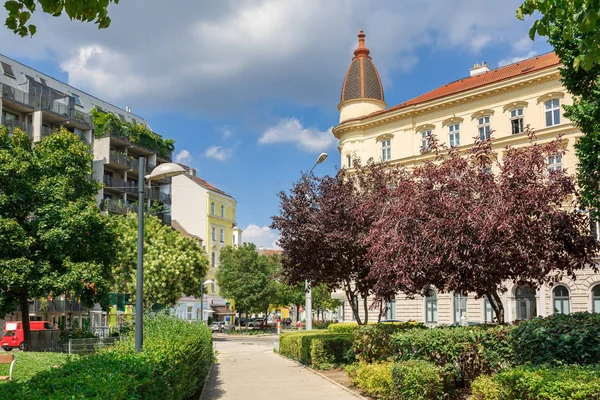 Stadtpark am Hundsturm an einem sonnigen Sommertag. Wien, Österreich. — Stockfoto