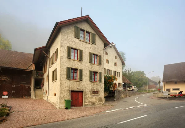 霧の秋の日に古い住宅街。Villigen スイス). — ストック写真