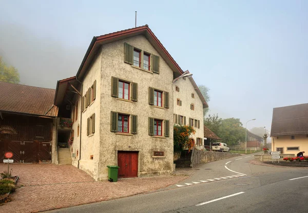 Oude woonwijk op een mistige herfst dag. Villigen, Zwitserland. — Stockfoto