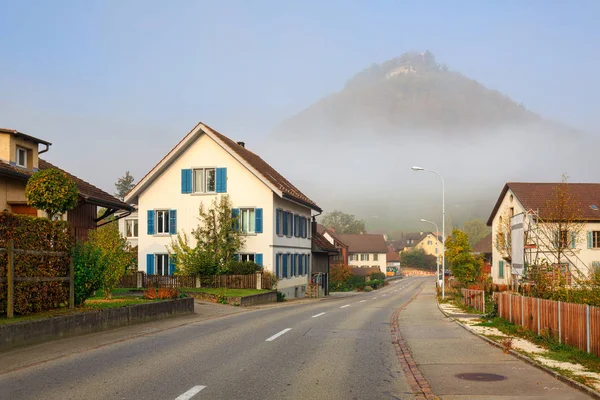 Rezidenční čtvrť na mlžné podzimní ráno. Villigen, Švýcarsko. — Stock fotografie