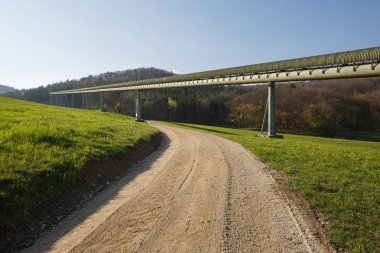 Gabenchopf ocağından çimento fabrikasına taş taşıyan konveyör bant. Villigen, İsviçre.