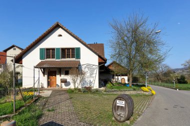 Güneşli bir bahar gününde rahat bir kır oteli. Villigen Köyü, İsviçre.