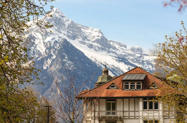 アルプスを背景にした美しい古い家。ウィーゼン(スイス). — ストック写真