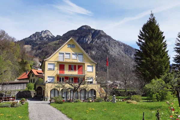 Hermosa casa en el fondo de los Alpes en un día soleado de primavera. Weesen, Suiza . —  Fotos de Stock