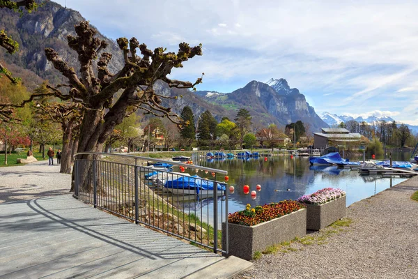 Vue sur le lac de Walensee par une journée ensoleillée de printemps. Village de Weesen, Suisse . — Photo