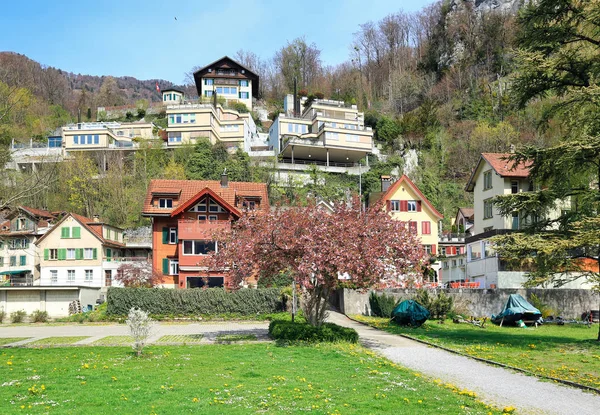 Hermoso pueblo de montaña en un soleado día de primavera. Weesen, Suiza . — Foto de Stock