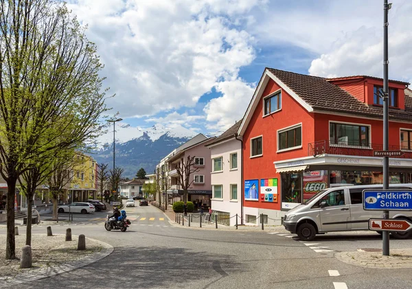 Městská ulice za slunečného dne. Pohled na Alpy. Vaduz, Lichtenštejnsko. — Stock fotografie