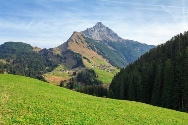 Warth köyünden alp köyü Lechleiten'e doğru bak. Vorarlberg Eyaleti, Avusturya.