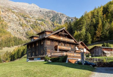 Alpler ile çevrili geleneksel ahşap apartman. Village Zwieselstein, Tyrol eyaleti, Avusturya.