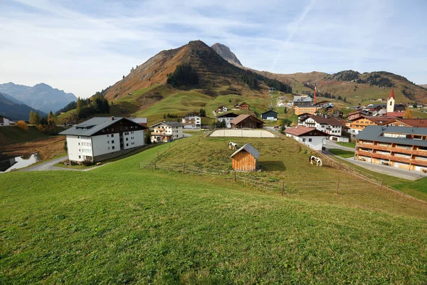 Výhled shora na alpskou vesnici Warth. Spolkové země Vorarlberg, Rakousko. — Stock fotografie