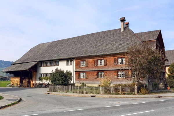 Alte Wohnhäuser mit Holzschindeln. alberschwende, bundesstaat vorarlberg, oesterreich. — Stockfoto