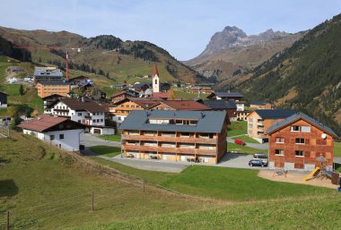 Güneşli bir sonbahar gününde Alpler ile çevrili Warth Alpköyü. Vorarlberg, Avusturya, Avrupa.