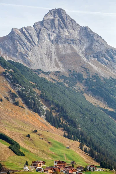 Alpská vesnice Lechleiten. Pohled na horu Biberkopf. — Stock fotografie