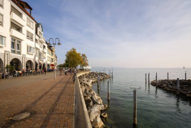 Bodensee Gölü'nün gezinti sevesi. Friedrichshafen kasabası, Baden-Wuerttemberg eyaleti, Almanya.
