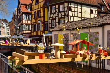 Eski şehrin Paskalya dekorasyonu. Colmar kasabası, Alsace region, Fransa.