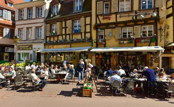 역사적인 중심부에 위치한 아늑한 레스토랑입니다. 콜마르, 프랑스. — 스톡 사진