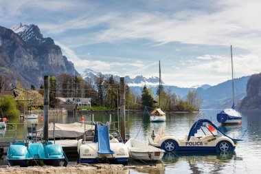 Güneşli bir bahar gününde Walensee Gölü. Weesen, İsviçre.