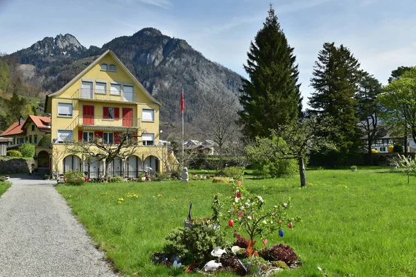 Hermosa casa en el fondo de los Alpes en un día soleado de primavera. Weesen, Suiza . — Foto de Stock