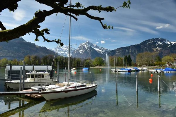 Bateaux amarrés sur le lac de Walensee. Vue sur les Alpes. Village de Weesen, Suisse . — Photo